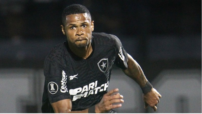 Júnior Santos sofre fratura na tíbia e Botafogo fica desfalcado