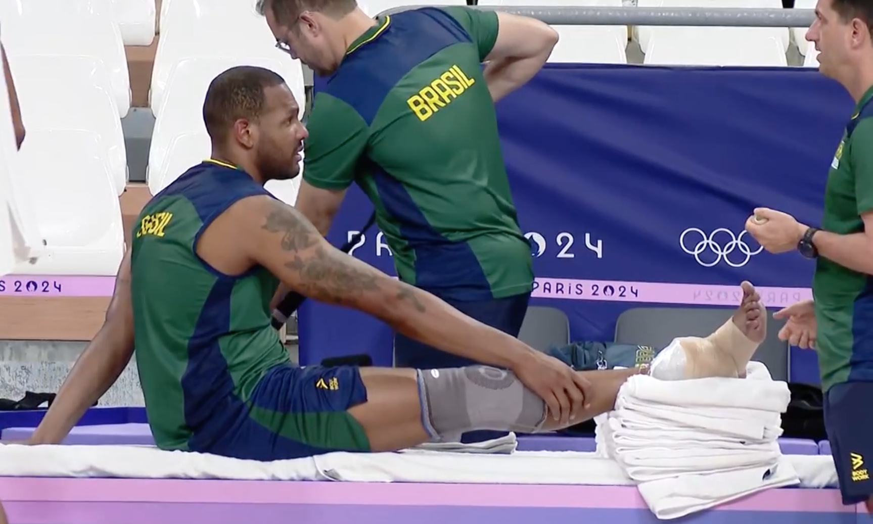 Leal sofre leve entorse no tornozelo e será avaliado diariamente