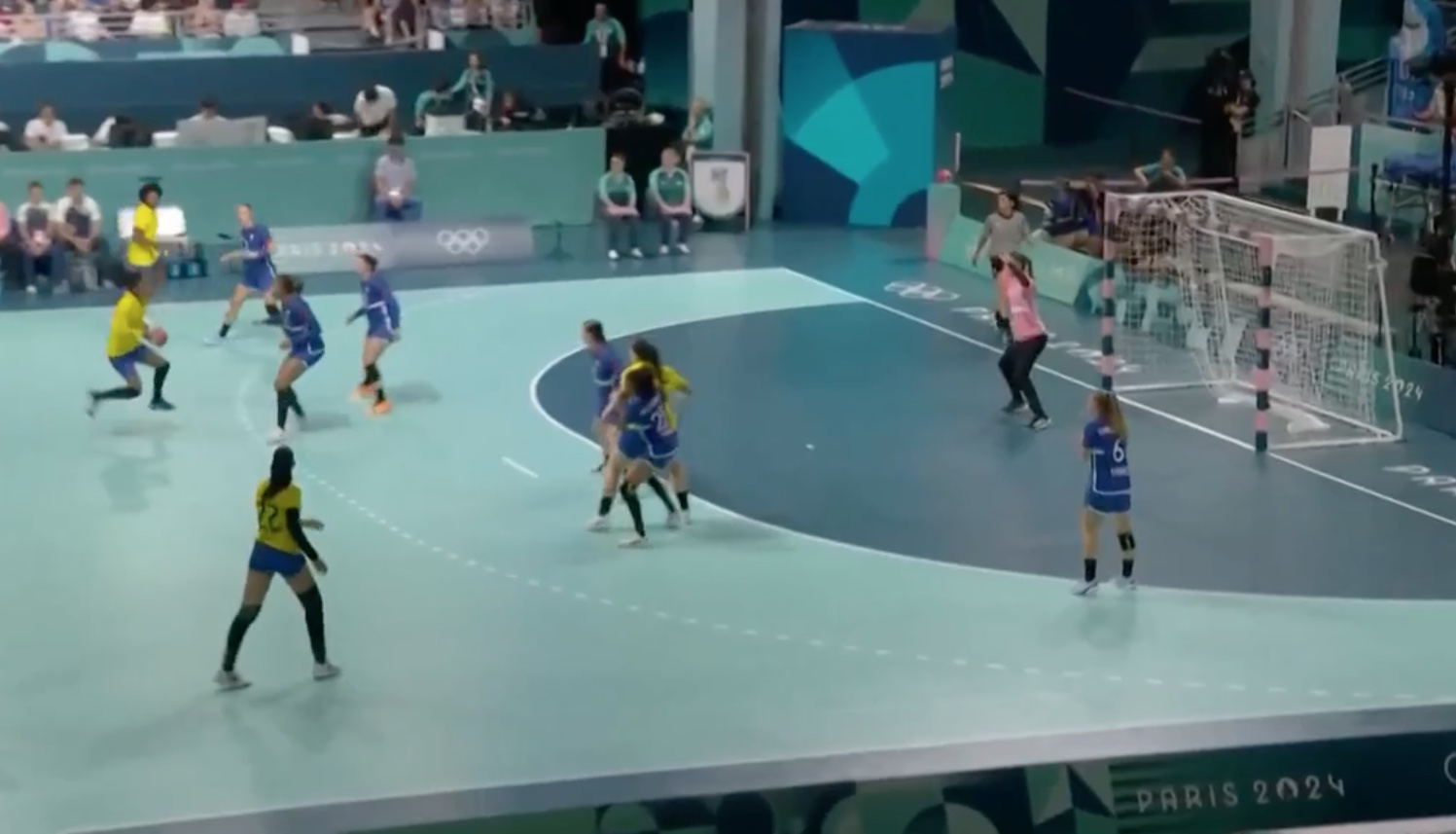 Brasil perde para a França no handebol feminino e complica classificação