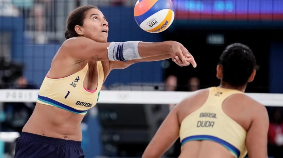 Invictas, brasileiras batem italianas no vôlei de praia e vão às oitavas