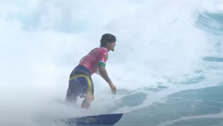 Gabriel Medina supera Chumbinho e avança à semifinal