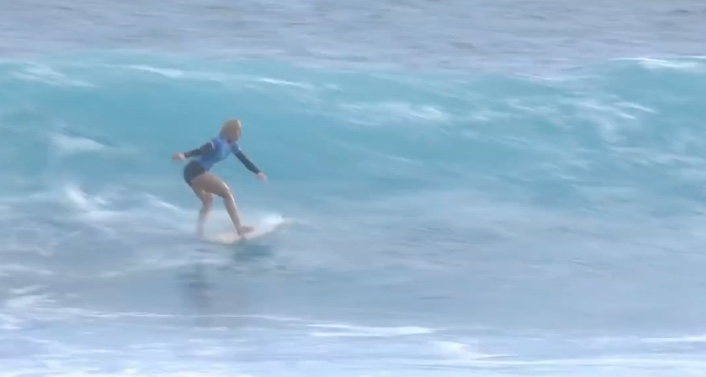 Tati Weston-Webb supera espanhola e vai à semi do surfe