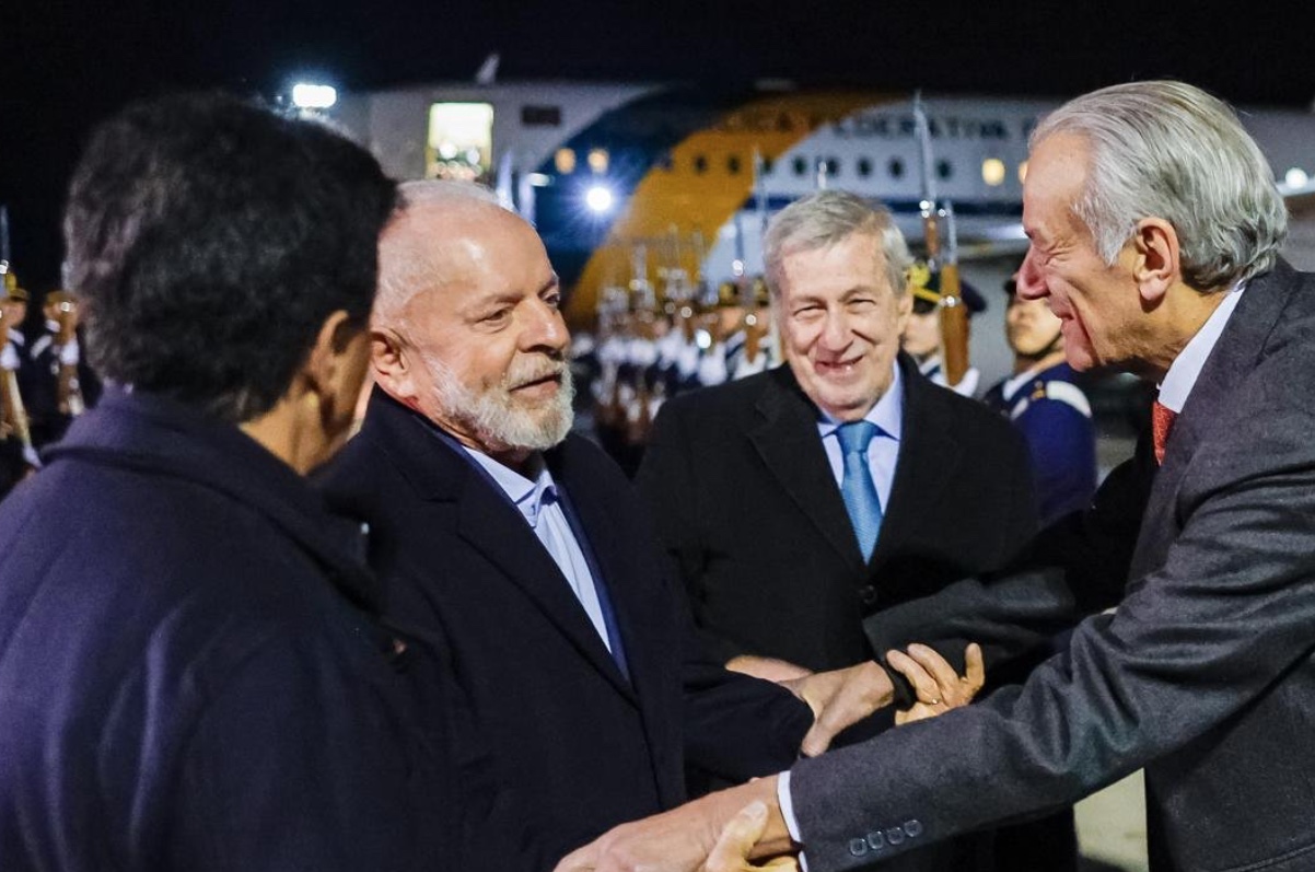 Lula chega ao Chile e evita falar de eleições da Venezuela