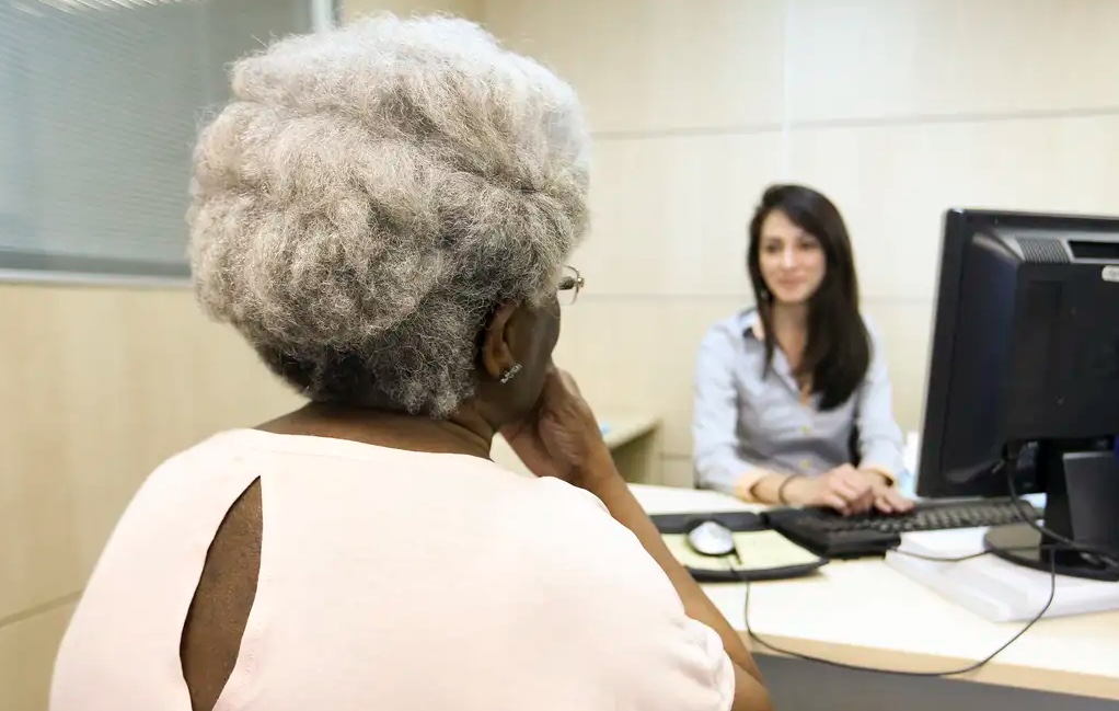 Comissão do Senado aprova isenção de FGTS e INSS para aposentado que trabalha