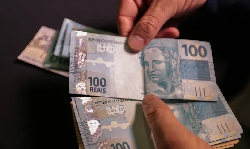 Governo aumenta estimativa e prevê salário mínimo de R$ 1.509 em 2025
