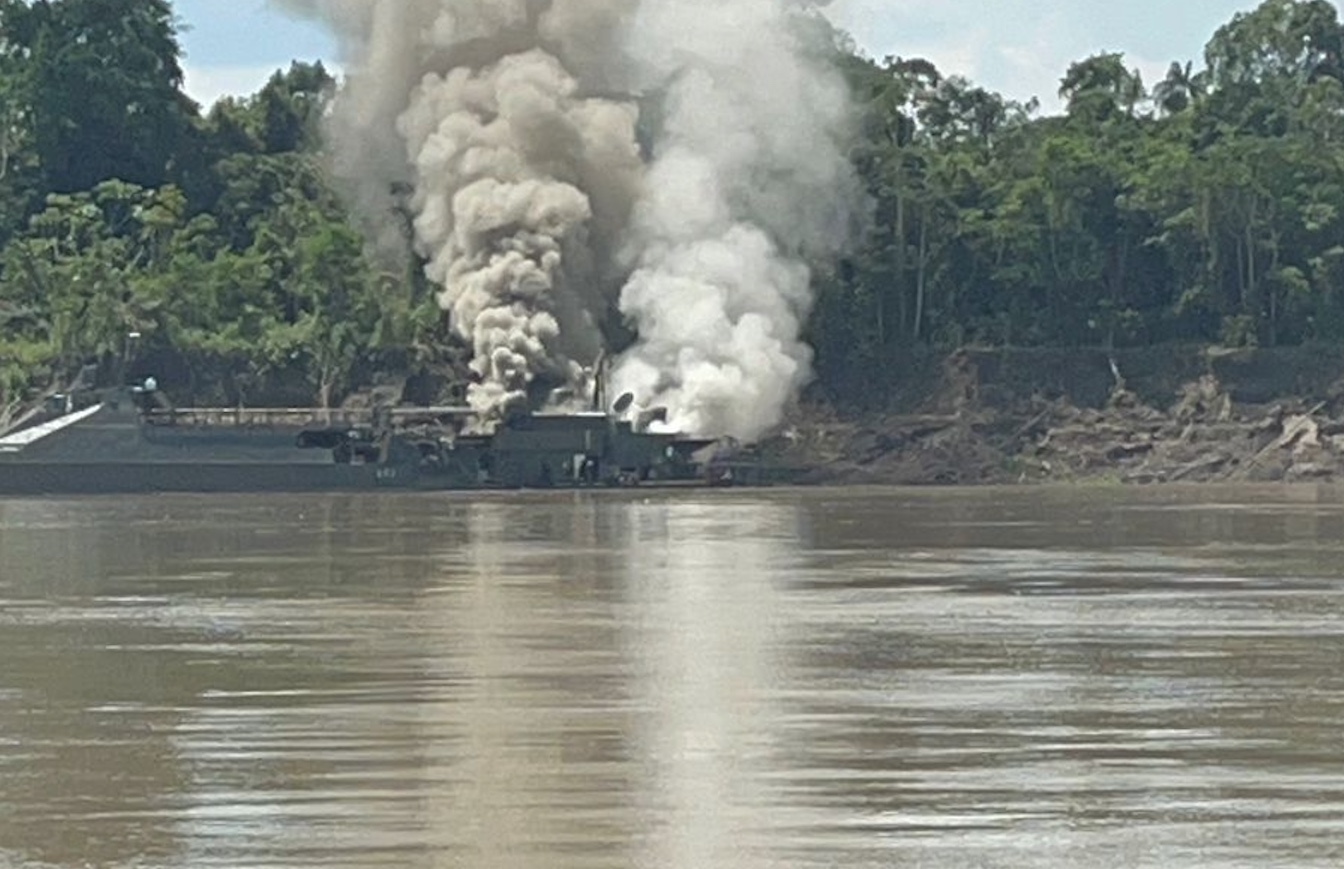 Embarcação da Marinha é atingida por fogo no Amazonas