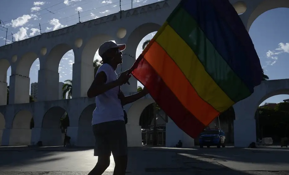 PL obriga estados a criarem casas de acolhimento para população LGBTQIA+