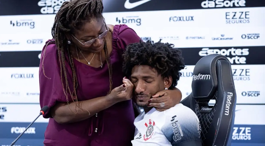 Talles Magno se emociona em apresentação no Corinthians e é consolado pela mãe