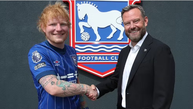 Cantor Ed Sheeran se torna acionista de clube de futebol inglês