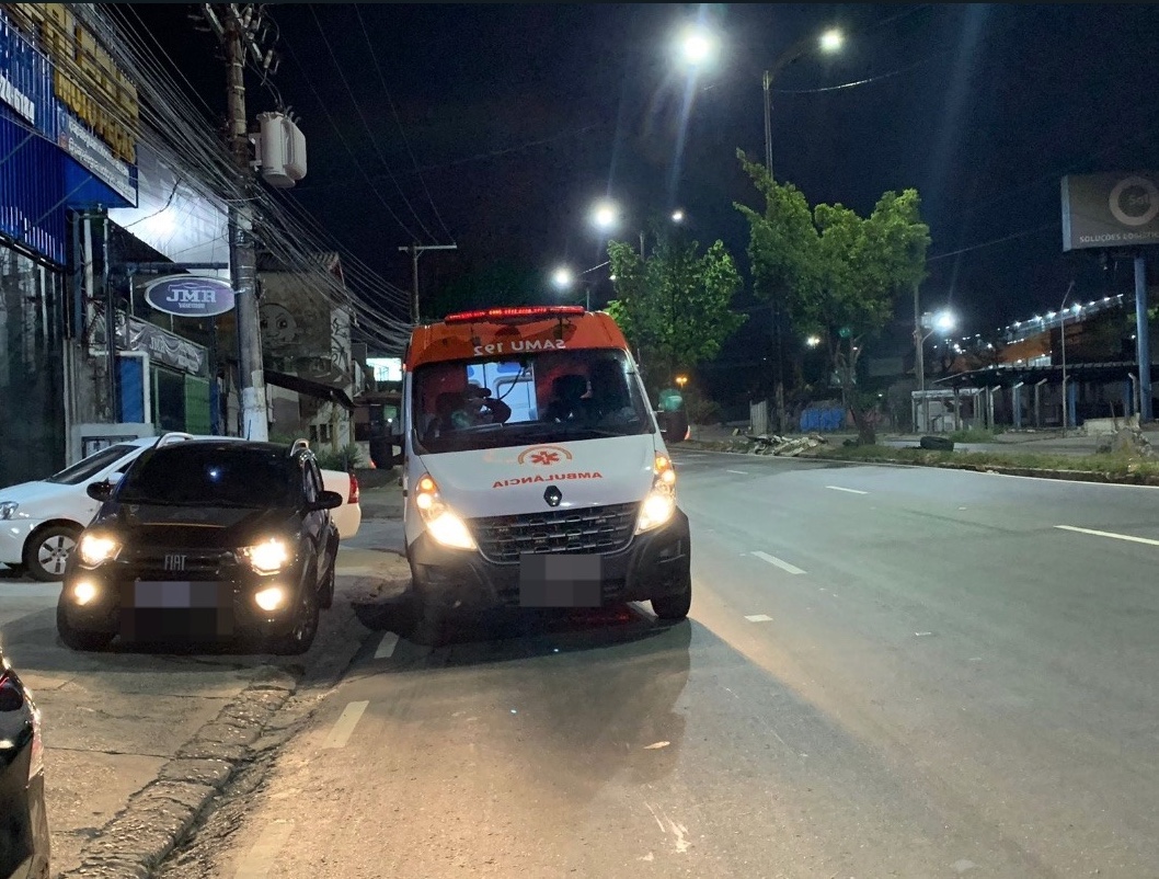 Acidente de moto deixa grávida desmaiada na Avenida Cosme Ferreira