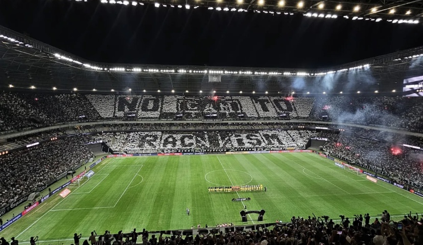 Atlético-MG identifica torcedor que fez gestos racistas em jogo 