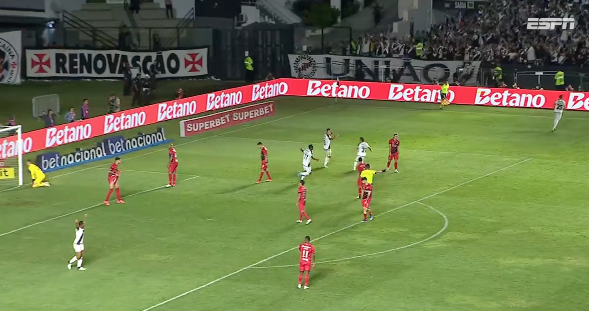 De virada, Vasco vence o Athletico-PR e avança pela Copa do Brasil