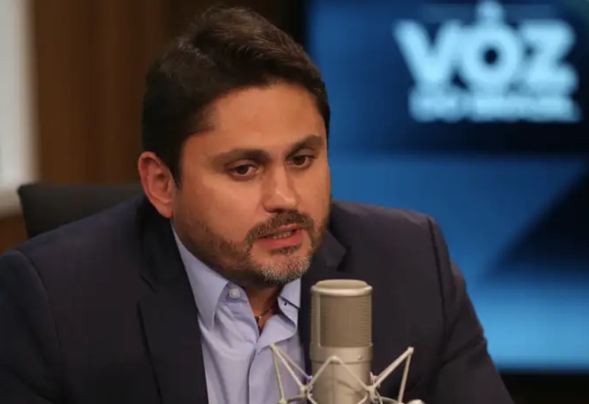 Ministro ameaça cassar permissão da Starlink se não bloquear X no Brasil