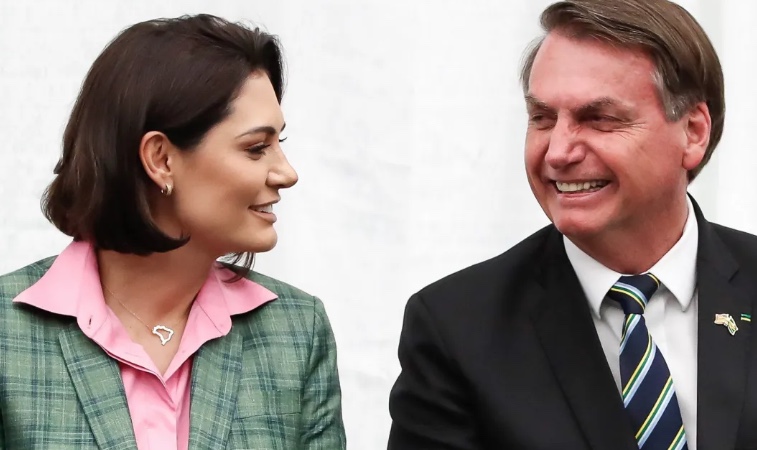 Governo é condenado a pagar indenização ao casal Bolsonaro no caso dos móveis 'desaparecidos'