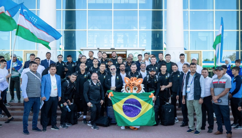 Seleção Brasileira de futsal chega a Bukhara para estreia na Copa do Mundo