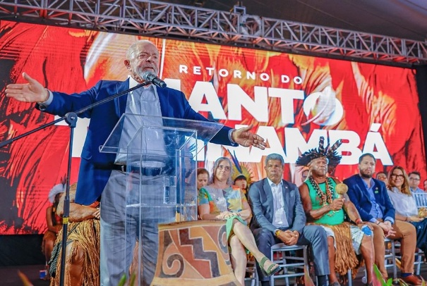 Lula diz que marco temporal é 'absurdo' em cerimônia do manto tupinambá no Rio