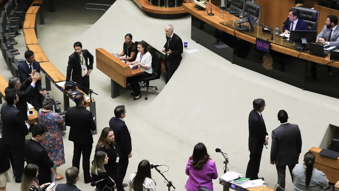 Lula sanciona com vetos lei que desonera 17 setores da economia