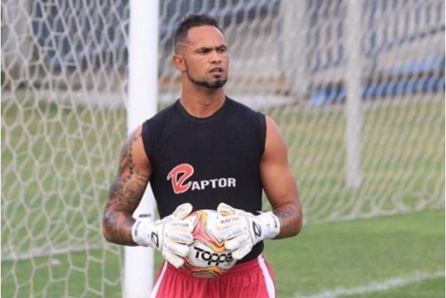 Ex-goleiro Bruno é flagrado entregando móveis