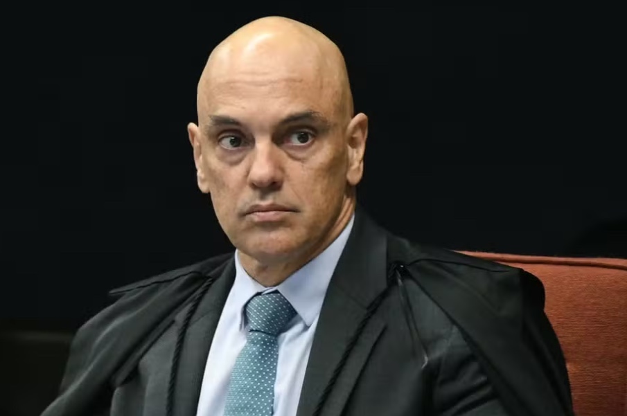 Moraes multa X e Starlink em R$ 5 milhões por burlar bloqueio no Brasil