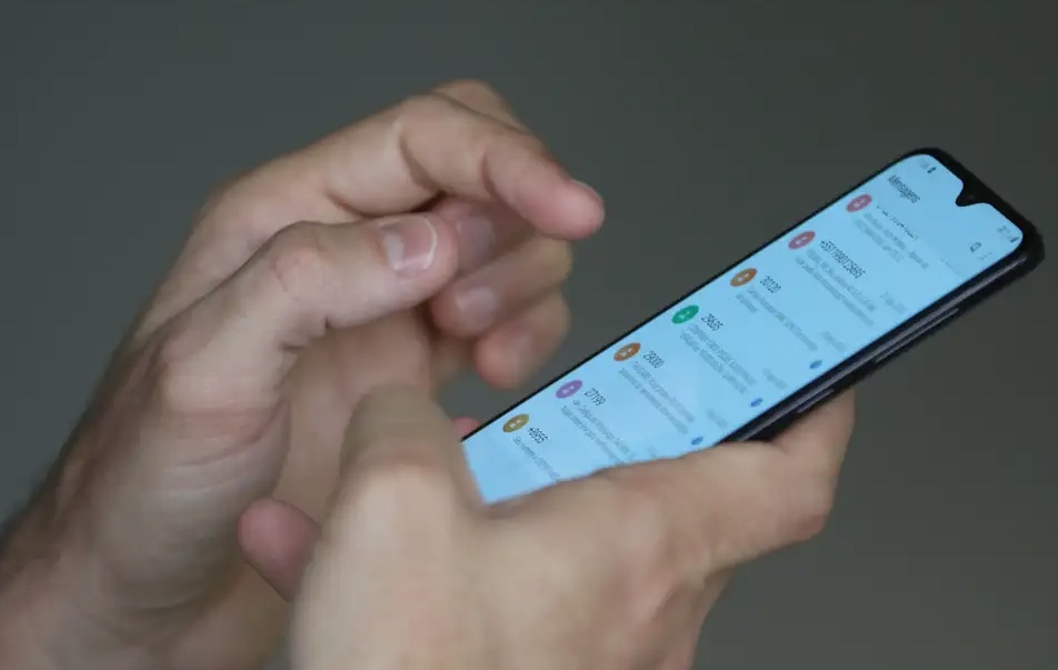 Governo Lula prepara medida para banir o celular nas escolas