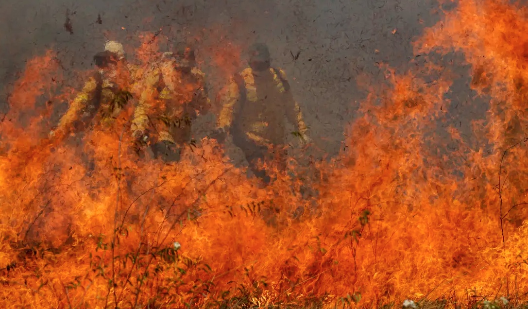 Governo Lula amplia multa por incêndios e flexibiliza repasses a estados