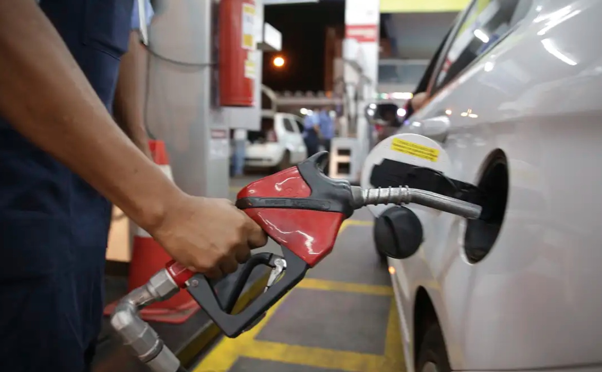 Petrobras vê volatilidade e não antecipa decisões sobre preço da gasolina, diz diretor