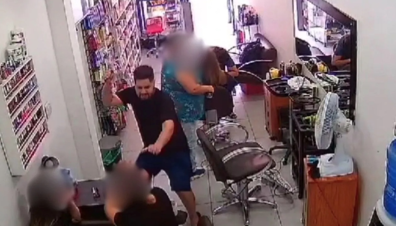 Homem que matou ex-companheira a facadas dentro de salão é preso