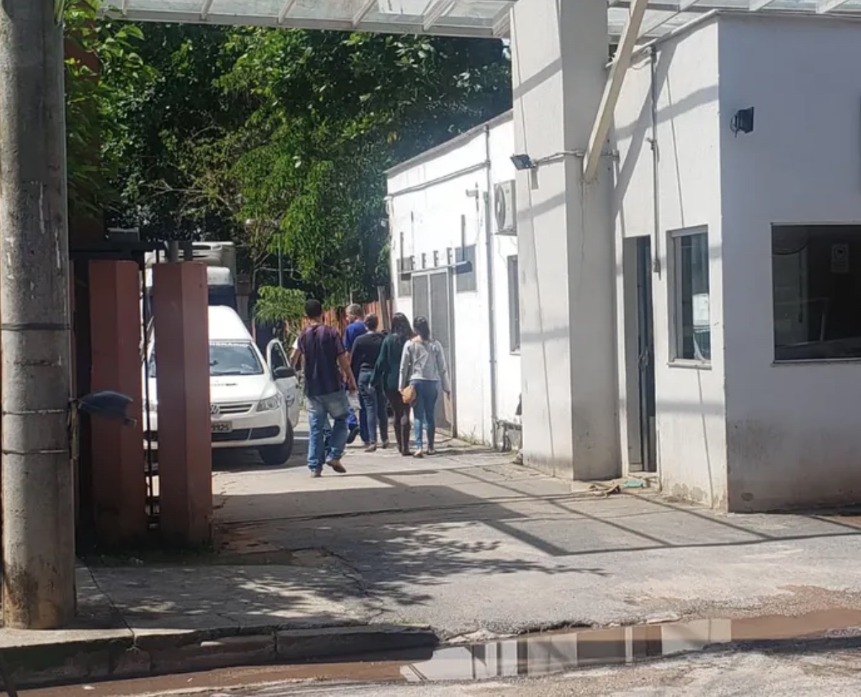 Mãe arromba porta e encontra filha morta e filho em estado avançado de desnutrição 