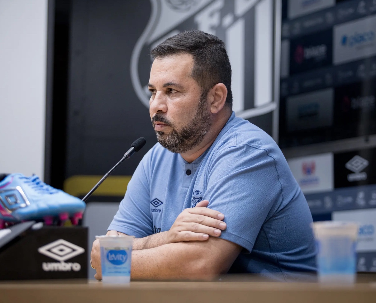 Apresentado, técnico do Santos feminino cita busca por "equipe competitiva"
