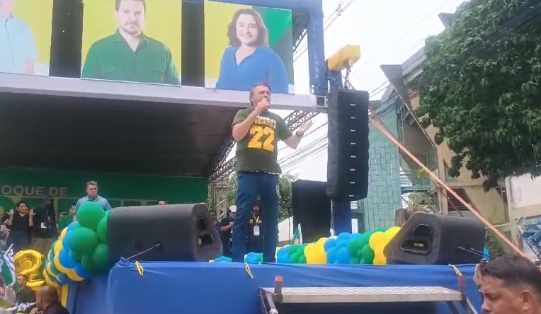  Em Manaus, Bolsonaro cutuca Silvio Almeida: "Ministro taradão"