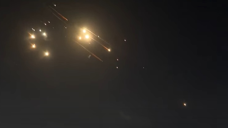 Irã lança mísseis contra Israel, e sirenes soam pelo país