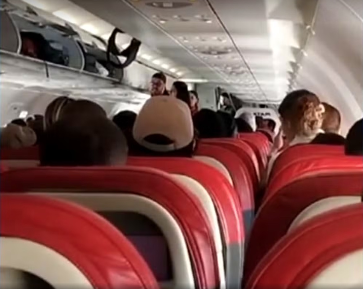 Mulher é presa suspeita de injúria racial contra passageiros de voo