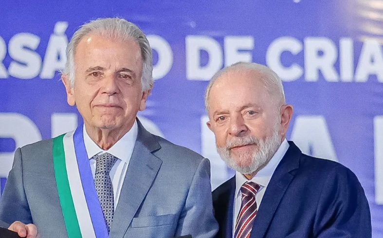 Ministro da Defesa interrompe férias após pane em avião de Lula no México