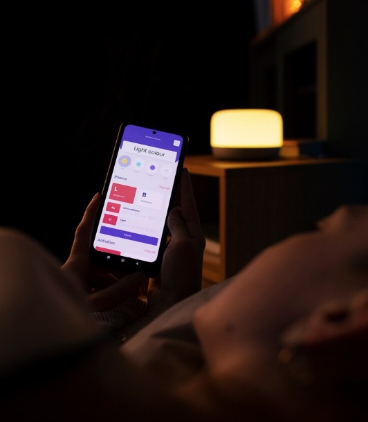 Pesquisa revela que 96% dos brasileiros usam celular na cama