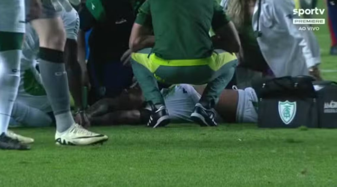 Volante do Coritiba passa mal em campo e é levado de ambulância a hospital