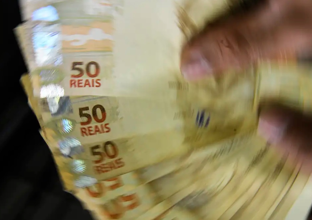 Governo estuda criar imposto mínimo para milionários no Brasil