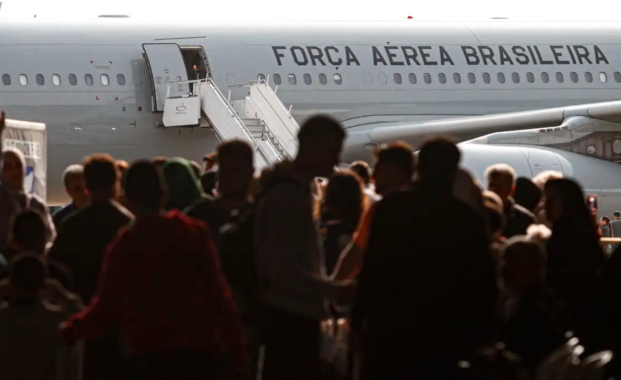 Quinto voo da FAB com 220 repatriados do Líbano chega a SP