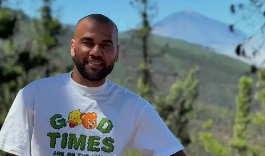 Daniel Alves posta primeira foto sete meses após sair da prisão