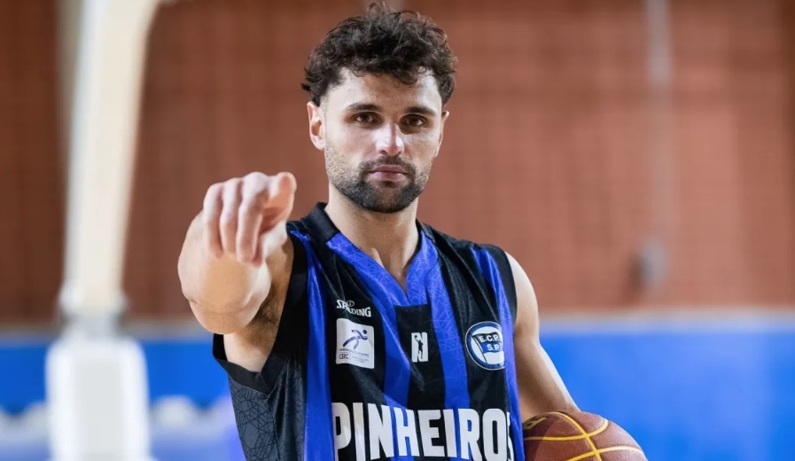 Raulzinho assina com Pinheiros e volta ao basquete brasileiro