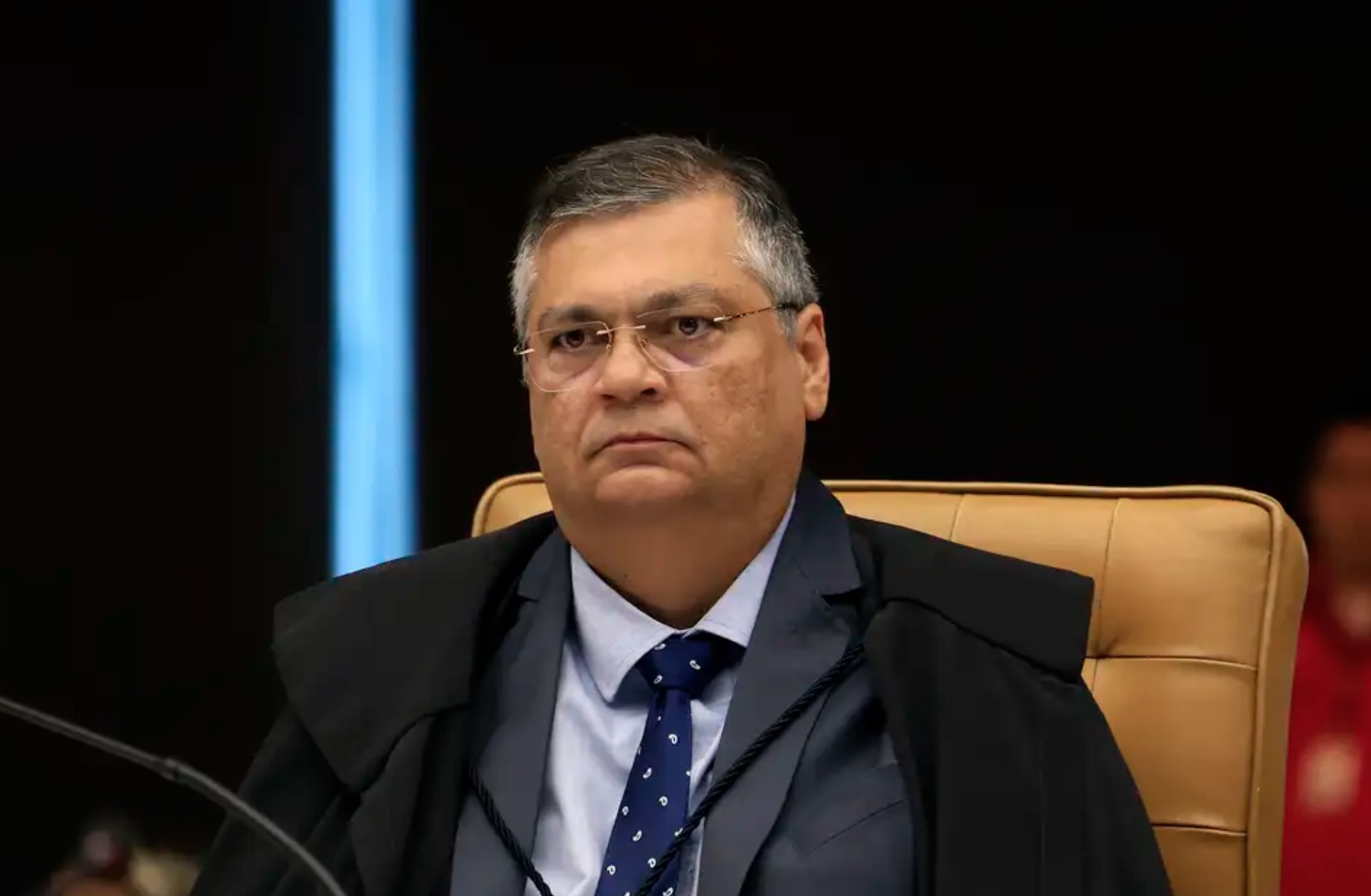 Dino suspende regra sobre aposentadoria de policiais homens e mulheres