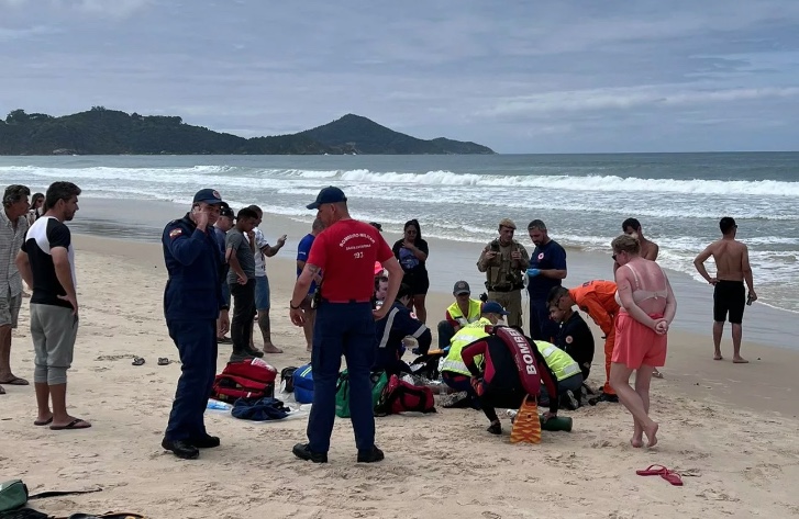 Pai morre afogado e menino de 10 anos desaparece em praia de SC