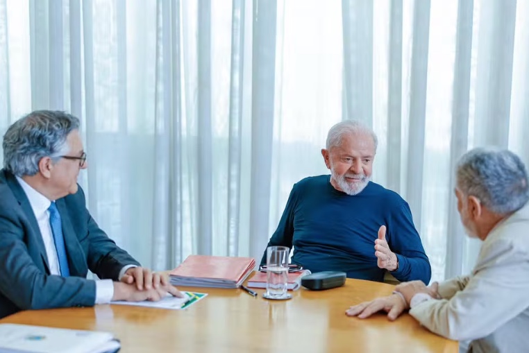 Após acidente doméstico, Planalto divulga fotos de Lula em reunião