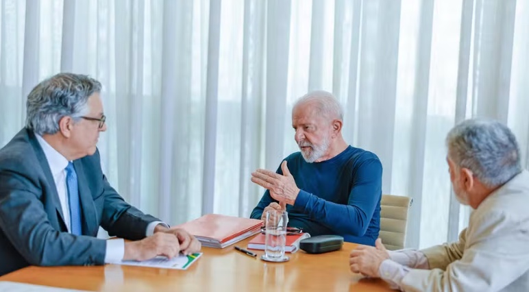 Lula retorna ao hospital para realizar novos exames após acidente doméstico