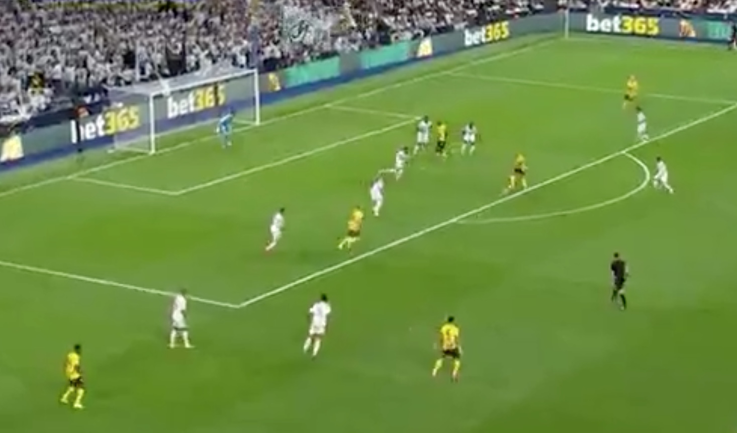 Vinicius Junior faz três, e Real vira sobre o Dortmund com cinco gols em meia hora