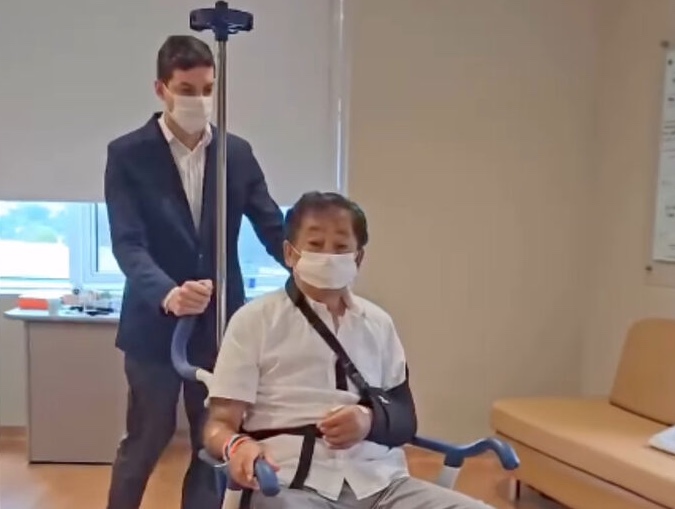 Prefeito que levou tiro de fuzil chora ao votar em Taboão da Serra