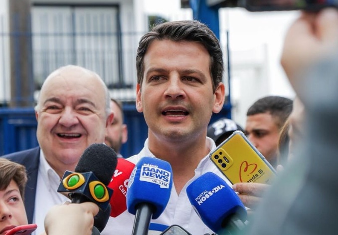 Eduardo Pimentel é eleito prefeito de Curitiba com 57,31% dos votos
