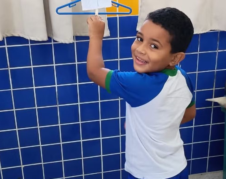 Menino de 5 anos morre após ser baleado enquanto saía de mercado com a mãe