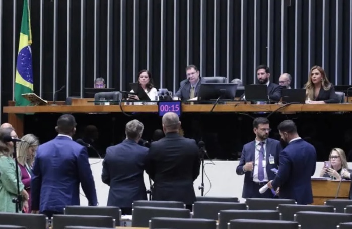 Câmara aprova projeto que criminaliza gravar nudez sem consentimento