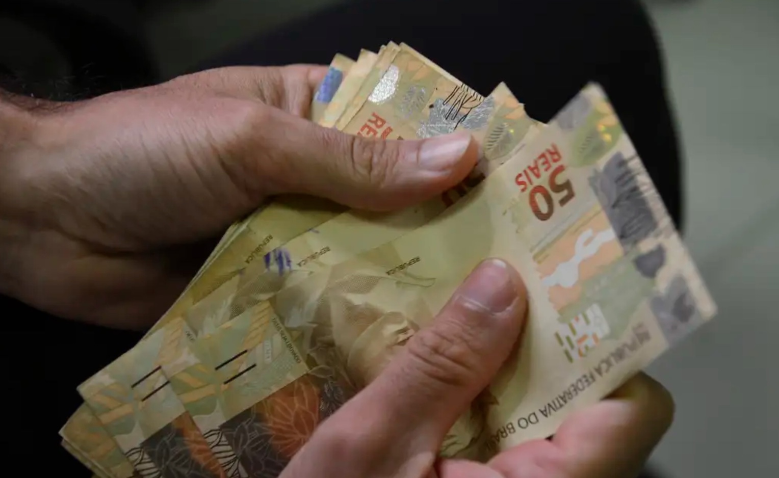 Governo estuda incluir abono no corte de gastos e descarta desvincular benefícios de salário mínimo