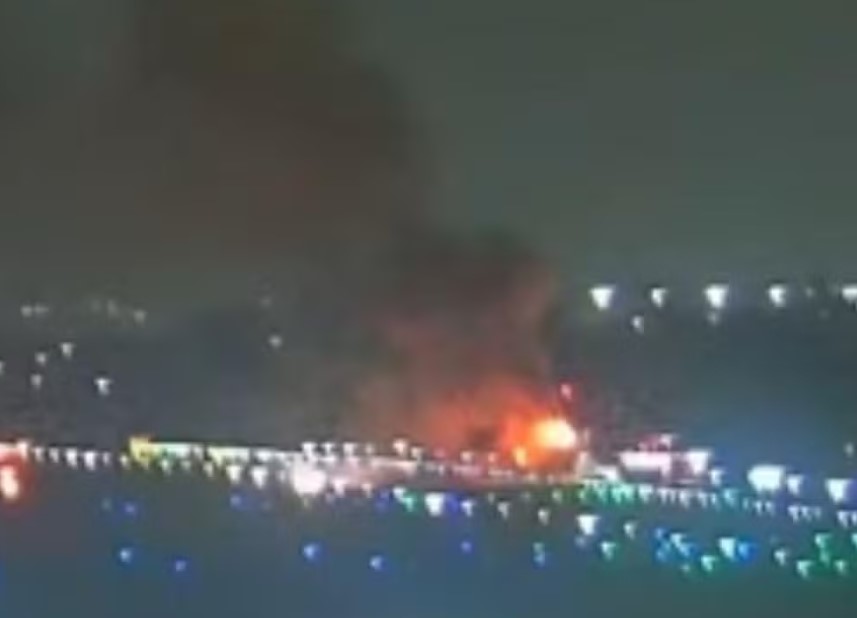 Avião pega fogo durante voo e faz pouso de emergência em aeroporto